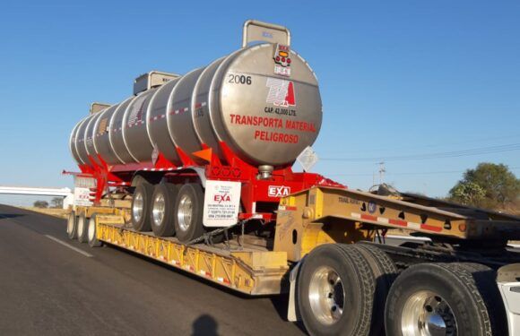 Atiende Protección Civil volcadura de pipa cargada con material peligroso