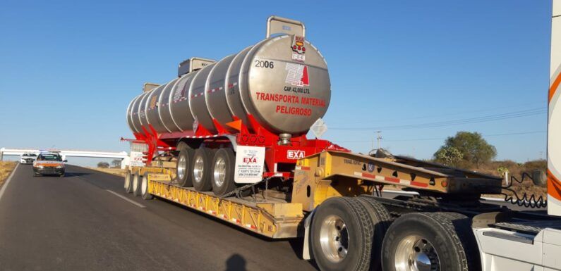 Atiende Protección Civil volcadura de pipa cargada con material peligroso