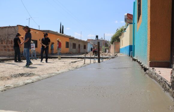 Rehabilitan calles en la comunidad de Castro
