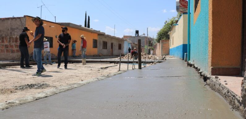Rehabilitan calles en la comunidad de Castro