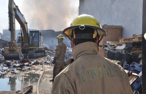 Atiende Protección Civil y Bomberos fuerte incendio en recicladora