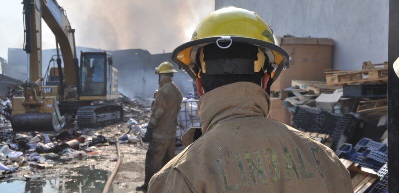 Atiende Protección Civil y Bomberos fuerte incendio en recicladora