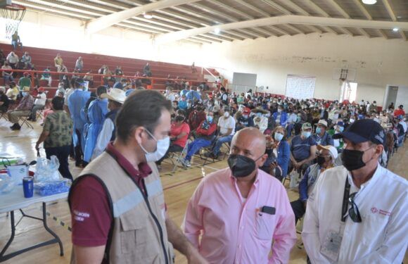 Visita Presidente Interino Ignacio Ángel centro de vacunación anti Covid19