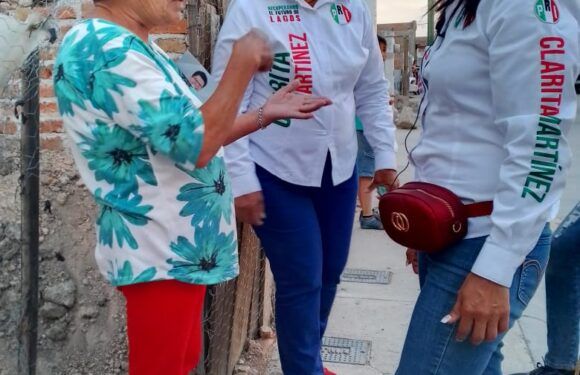 Vecinos de la Huitlacocha reciben a la candidata Clara Martínez