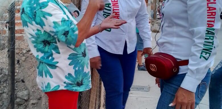 Vecinos de la Huitlacocha reciben a la candidata Clara Martínez