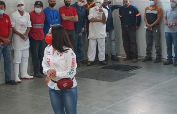 Visita Clara Martínez a trabajadores de empresas laguenses