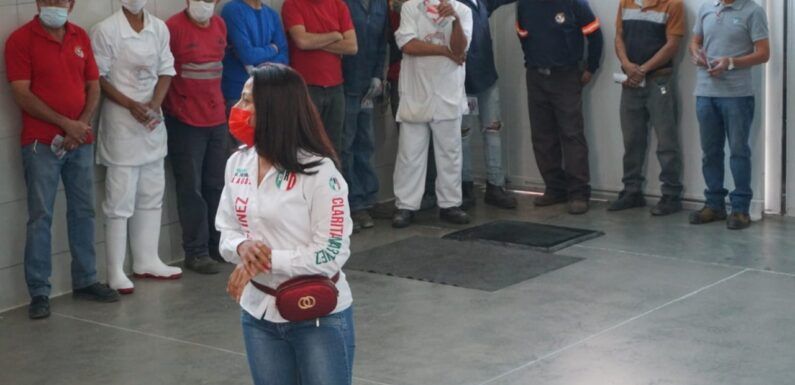 Visita Clara Martínez a trabajadores de empresas laguenses