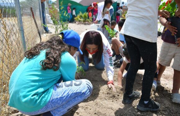 Visita Clara Martínez las comunidades de El Conejo y La Merced