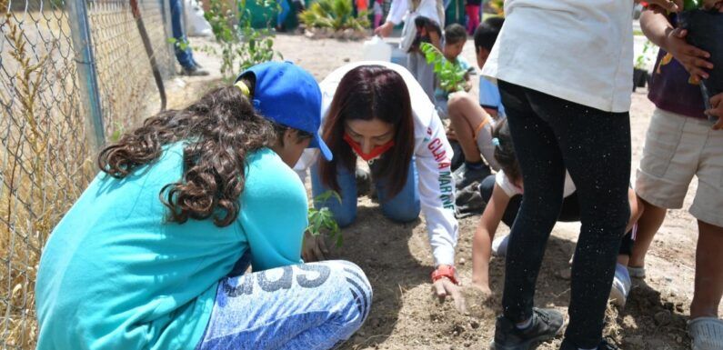 Visita Clara Martínez las comunidades de El Conejo y La Merced