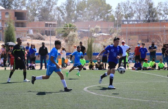Jóvenes participan en la final de Fútbol de Club Chonense