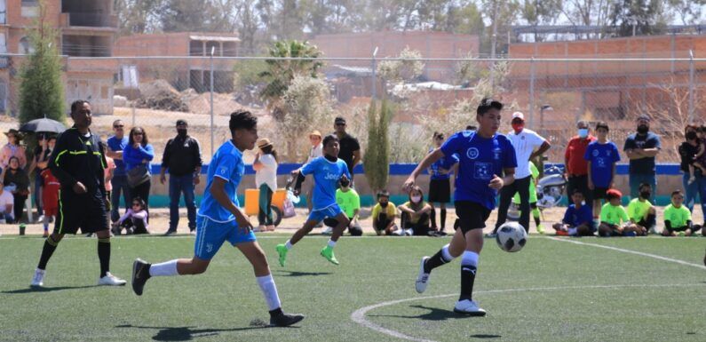 Jóvenes participan en la final de Fútbol de Club Chonense
