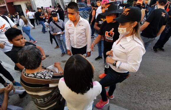 Marcela Padilla visita a vecinos de la Aurora y Álvarez del Castillo