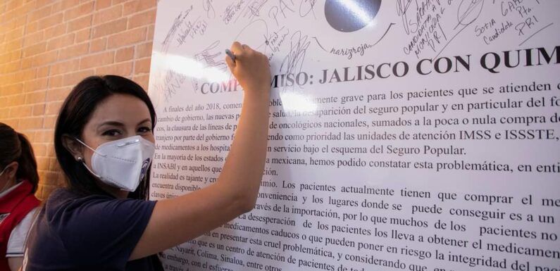 Martha Romo firma compromiso para proporcionar recursos a los tratamientos de cáncer con nariz roja