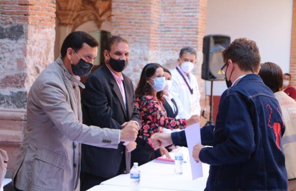 Reconocen a personal que hizo posible la vacunación de adultos mayores