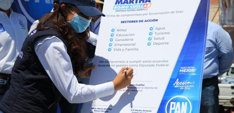 Martha Romo firman compromisos por Los Altos