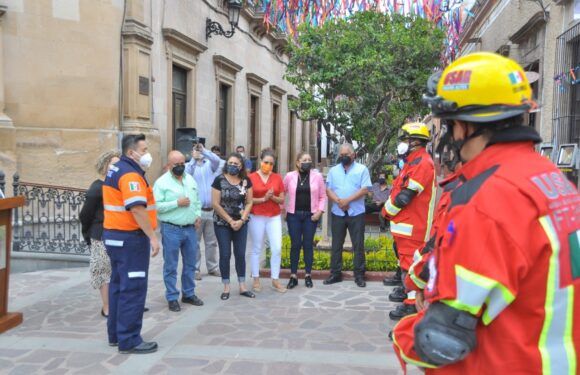 Reconocen a personal de Protección Civil y Salud Municipal