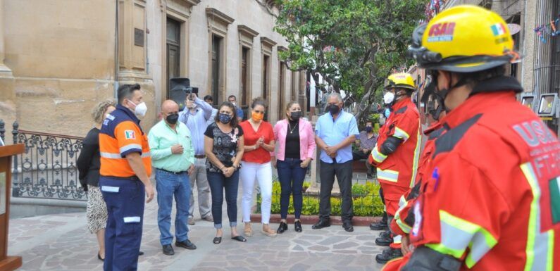 Reconocen a personal de Protección Civil y Salud Municipal