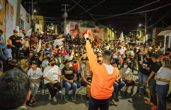 Con el apoyo de los vecinos, Tecutli Gómez visita colonia de su infancia
