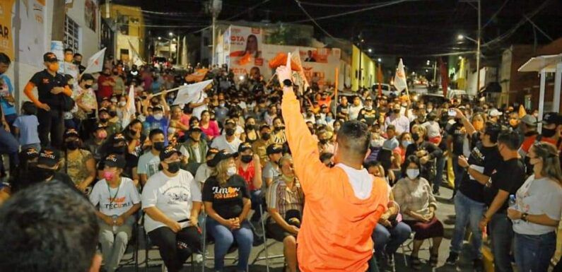 Con el apoyo de los vecinos, Tecutli Gómez visita colonia de su infancia