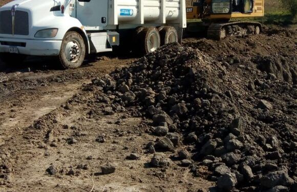 Trabaja módulo de maquinaria en la reconstrucción de caminos rurales