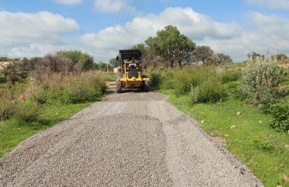Continúa rehabilitación de caminos rurales, en esta ocasión tocó el turno al camino al Tútano