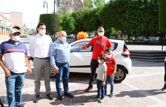 Entregan Fiat Mobi 2020 a ganador del sorteo por pago puntual de contribuciones