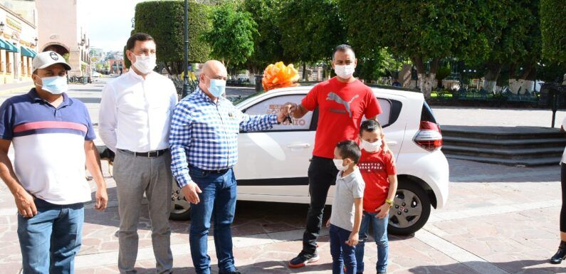 Entregan Fiat Mobi 2020 a ganador del sorteo por pago puntual de contribuciones