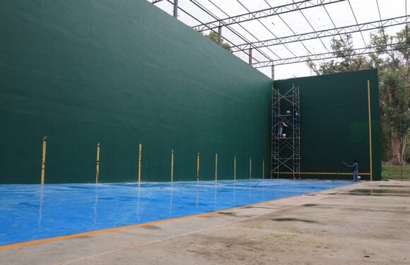 Dan mantenimiento a las canchas de frontón de la unidad deportiva Los Cedazos