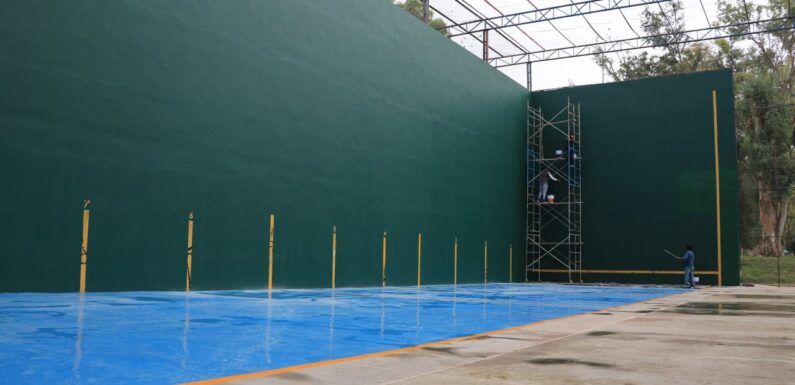 Dan mantenimiento a las canchas de frontón de la unidad deportiva Los Cedazos