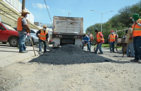 Inicia Tecutli Gómez programa integral de bacheo en La Adelita