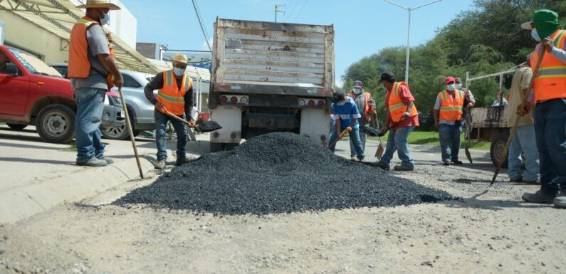 Inicia Tecutli Gómez programa integral de bacheo en La Adelita