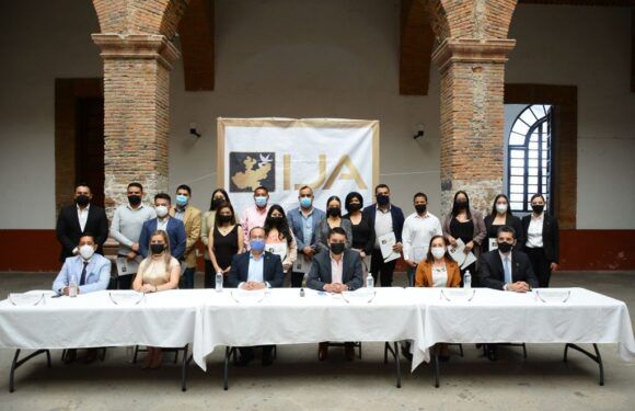 Alcalde entrega reconocimiento a funcionarios por diplomado en Justicia Alternativa