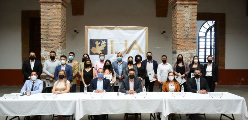 Alcalde entrega reconocimiento a funcionarios por diplomado en Justicia Alternativa