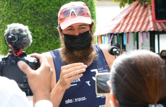 Maratonista mundial visita  Lagos de Moreno como parte de su ruta por México