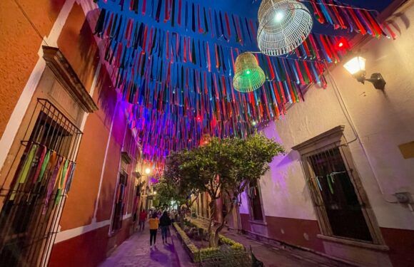 Callejuela Francisco González León brilla de colores con la decoración de “Campanas de la Tarde”