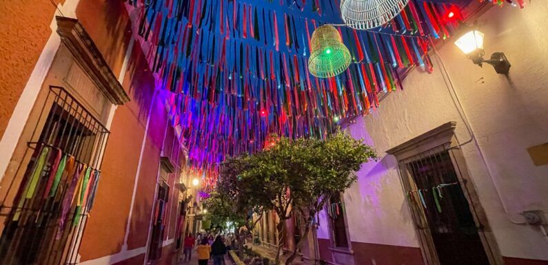 Callejuela Francisco González León brilla de colores con la decoración de “Campanas de la Tarde”