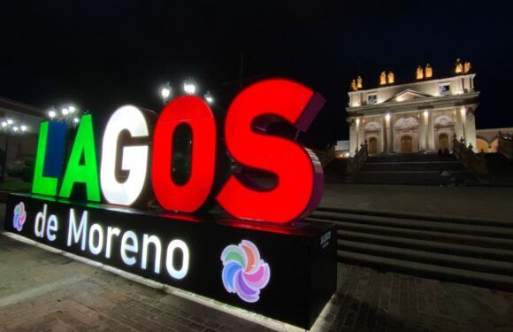 Luce colores patrios letras de Lagos de Moreno en explanada del Calvario