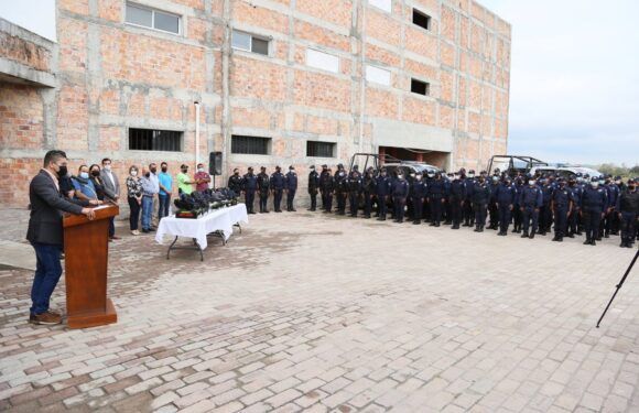 Alcalde Tecutli Gómez entrega uniformes a elementos de Seguridad Pública Preventiva