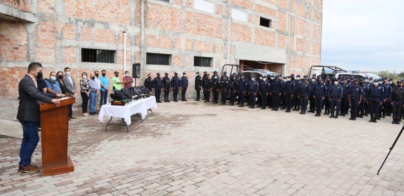 Alcalde Tecutli Gómez entrega uniformes a elementos de Seguridad Pública Preventiva