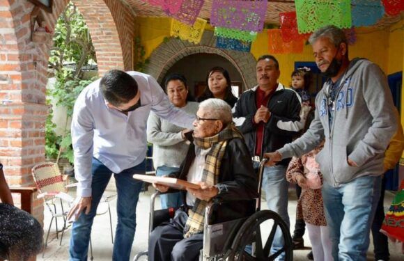 Don Gil Facio Reyes recibe reconocimiento del Alcalde Tecutli Gómez