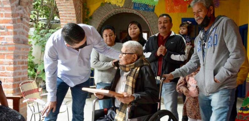 Don Gil Facio Reyes recibe reconocimiento del Alcalde Tecutli Gómez