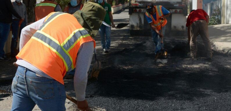Realizan bacheo en la avenida División del Norte