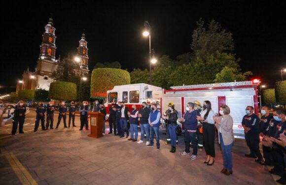 Entregan camión de bomberos a la Unidad Municipal de Protección Civil