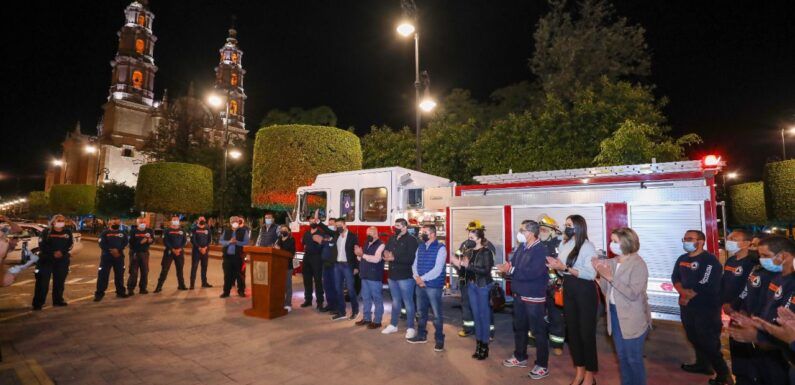Entregan camión de bomberos a la Unidad Municipal de Protección Civil