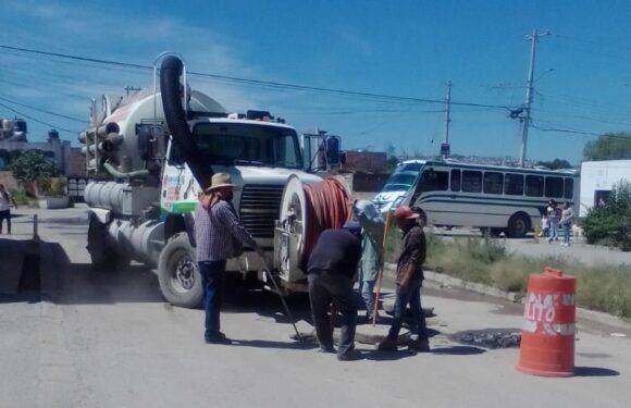 Agua Potable atiende reportes de desazolve en la colonia Las Huertitas