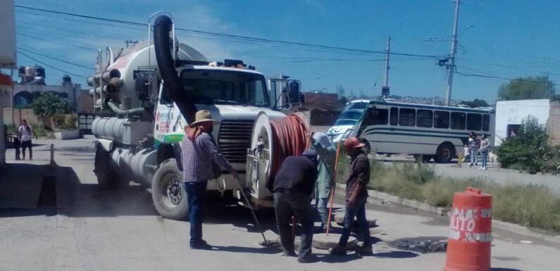 Agua Potable atiende reportes de desazolve en la colonia Las Huertitas