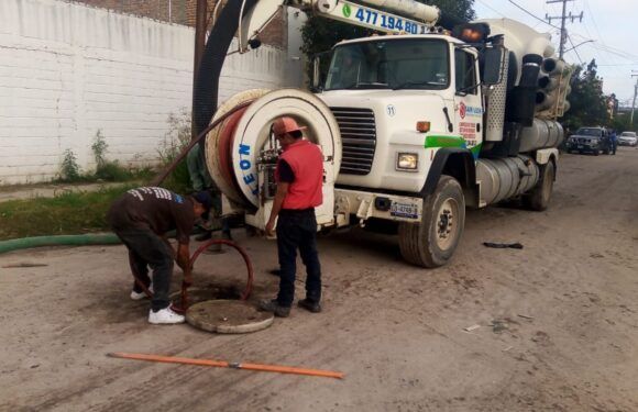 Agua Potable y Alcantarillado atiende reportes de desazolves en colonia Las Ceibas