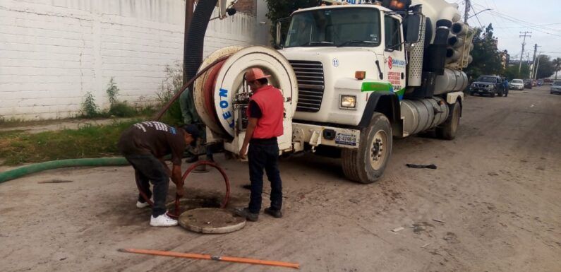 Agua Potable y Alcantarillado atiende reportes de desazolves en colonia Las Ceibas