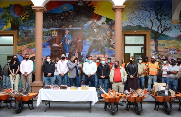 Dotan de uniformes y equipo a trabajadores de Obras Públicas y Policía Vial