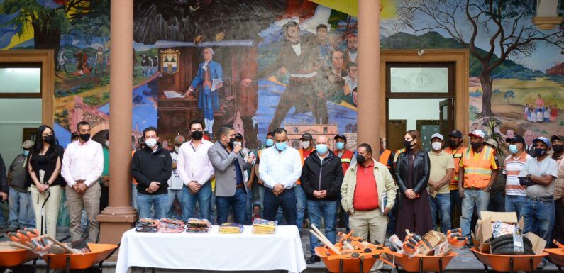 Dotan de uniformes y equipo a trabajadores de Obras Públicas y Policía Vial